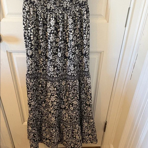 Max Studio Black and White Floral Maxi Dress - Picture 4 of 6